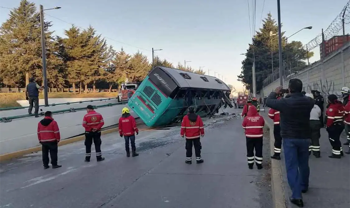 Van 19 heridos y dos muertos tras volcadura de autobús
