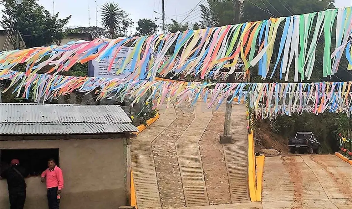 Inauguran calle con poste en medio del arroyo vehicular