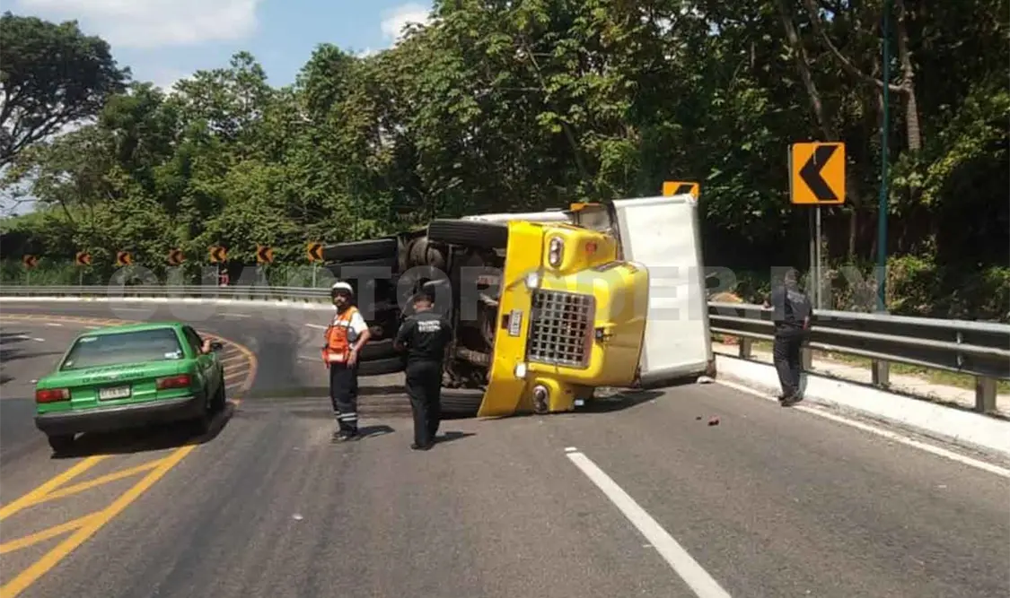 Camión cargado con paja acaba volcando