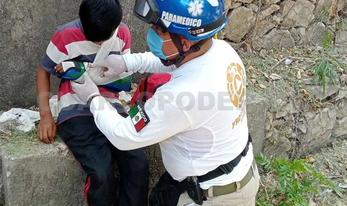 Niño cae al río Sabinal y bomberos lo rescatan