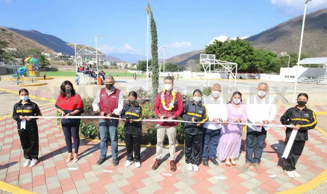 Inaugura reconstrucción de deportivo en Motozintla