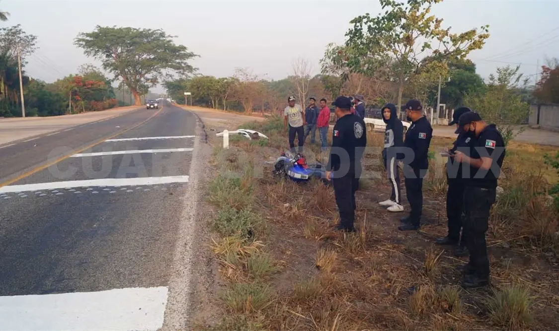 Queda grave motorista tras ser embestido por un auto