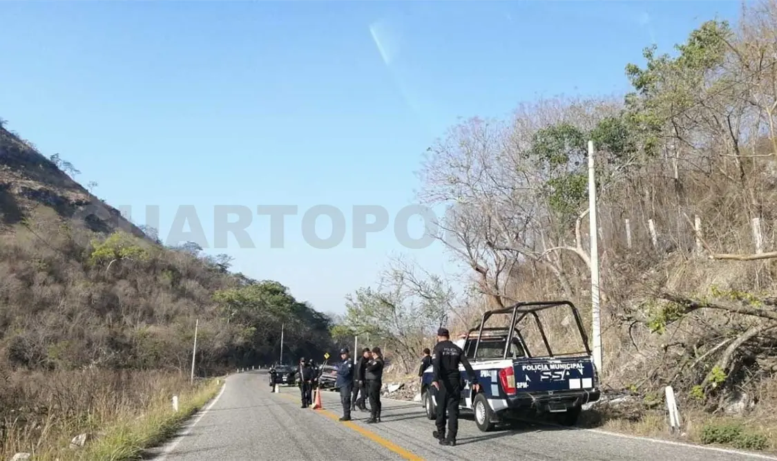 Hallan a hombre asesinado a orilla de carretera