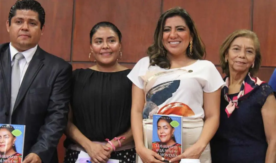 Presenta la legisladora federal oaxaqueña, Eufrosina Cruz Mendoza, libro autobiográfico denominado Los sueños de la niña de la montaña. Cortesía