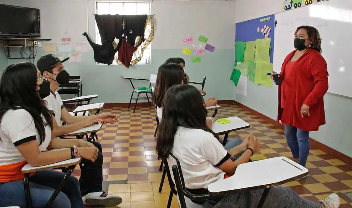 Delfina Gómez anuncia aumento salarial a maestros