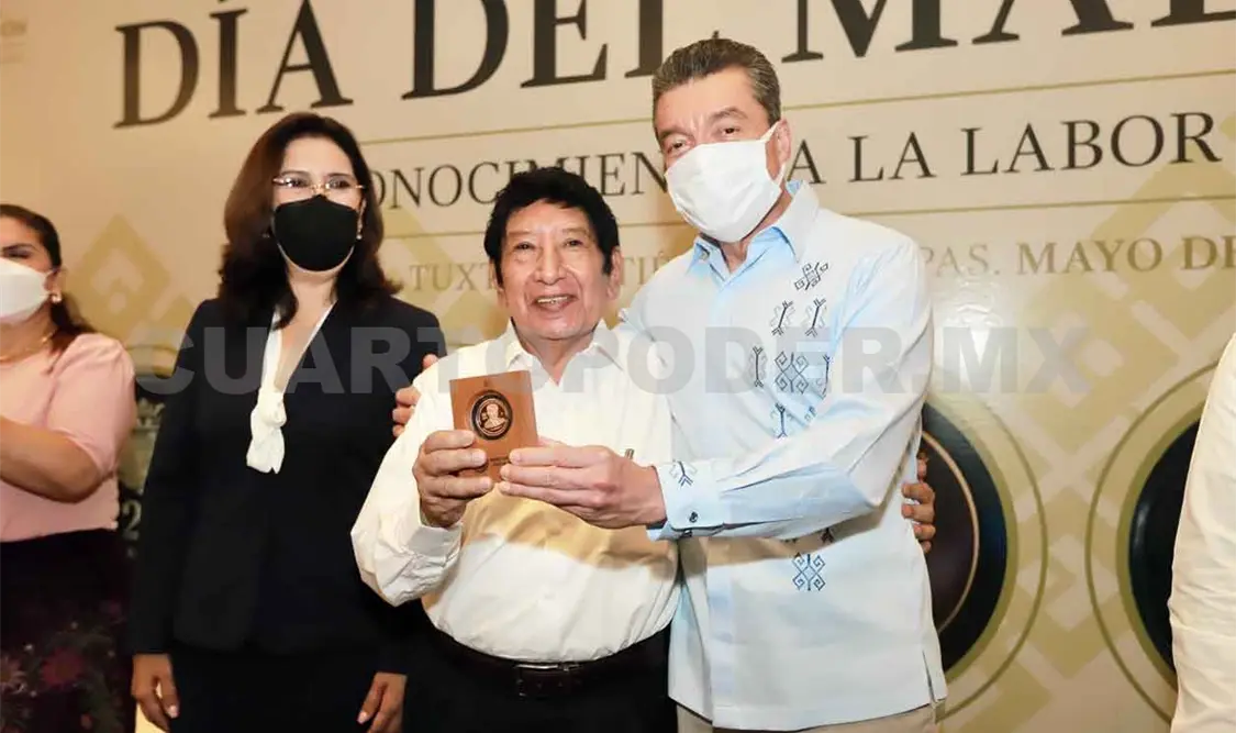 Entrega Rutilio Escandón distinciones a docentes