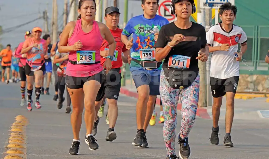 Celebran a los maestros con los tenis puestos