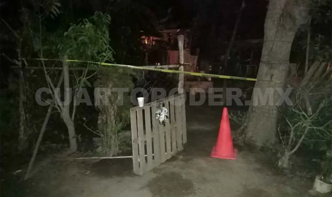 Se ahorca de la viga de su casa