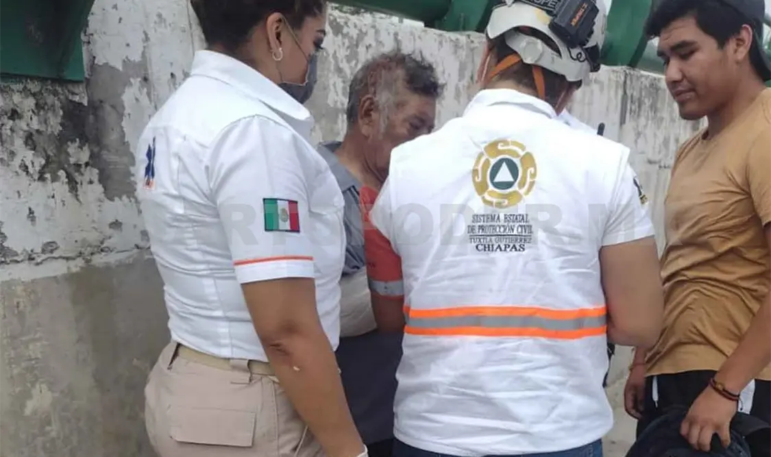 Cae de camioneta en movimiento