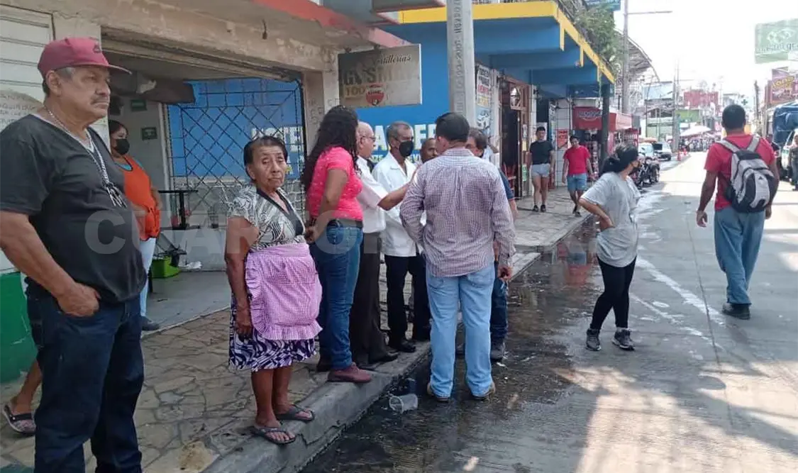 Desalojan a comerciantes de la Plaza Tlapachol