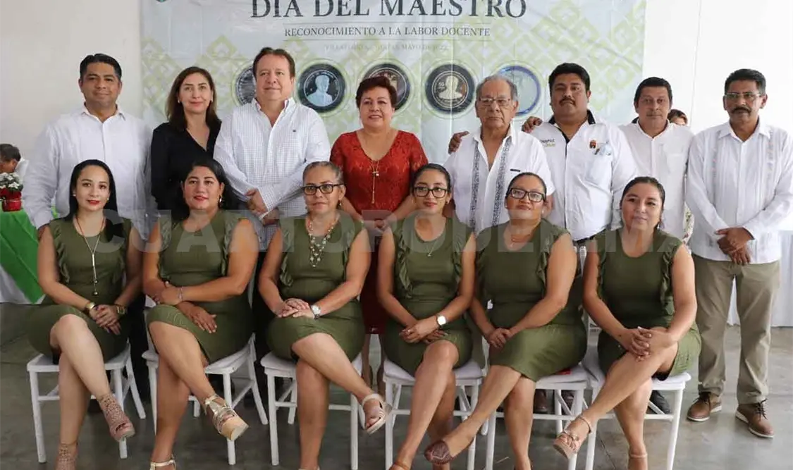Acude alcalde a entrega de medallas a maestros