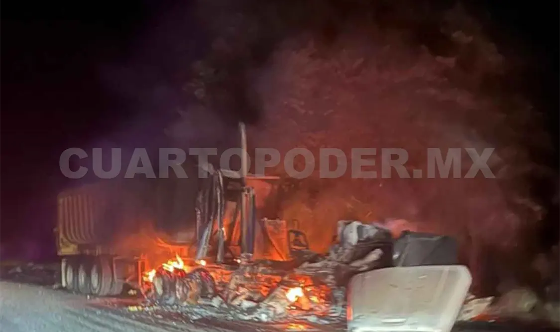 Tráileres colisionan y una menor fallece calcinada