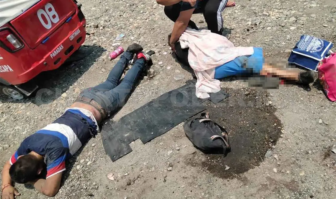 Autobús impacta a un mototaxi; dos heridos