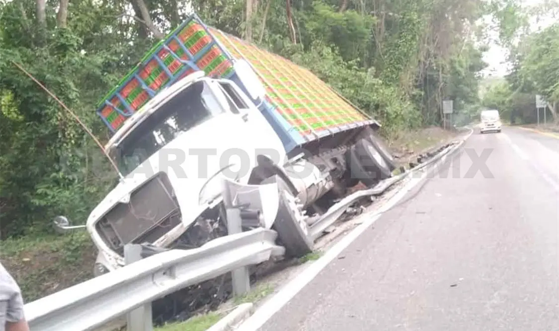 Dejan abandonado camión accidentado