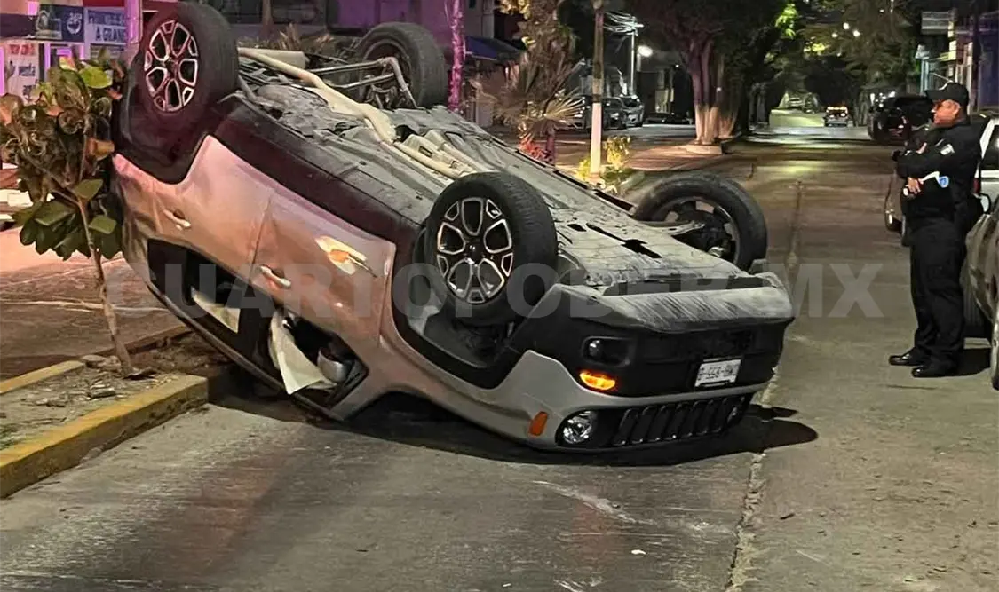 Vuelca camioneta tras impactar a dos carros