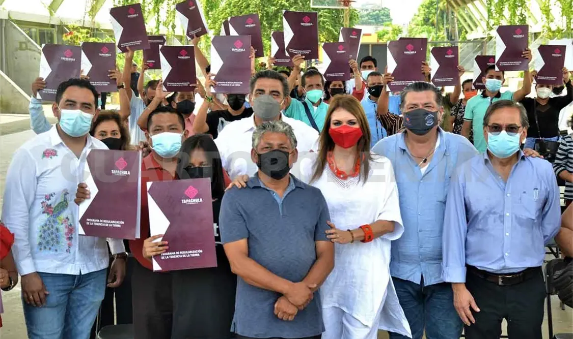 Con escrituras públicas dan certeza jurídica a familias