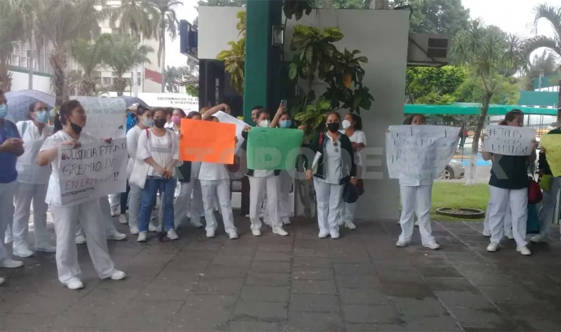 Protesta en el IMSS por despido de dos enfermeras