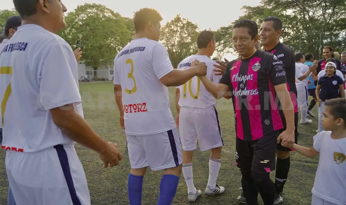 Jorge Llaven y amigos de él enfrentaron a ex estrellas del equipo universitario. Cortesía