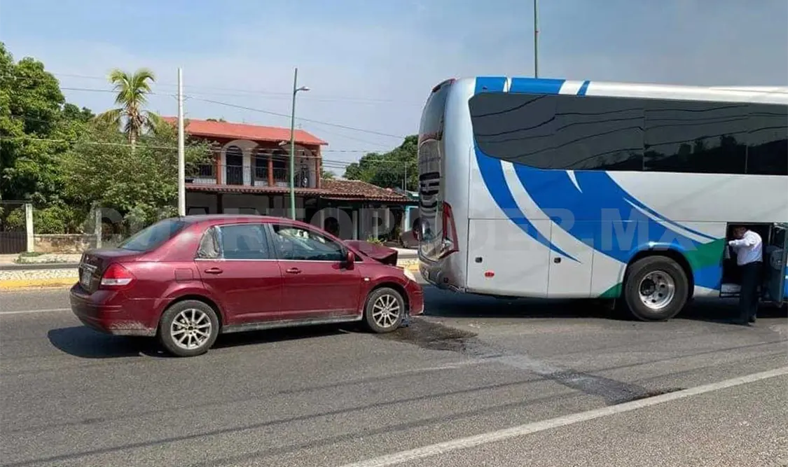 El acelerado automovilista no logró frenar a tiempo y se estrelló en la parte lateral del camión de turistas. Ulises López / CP