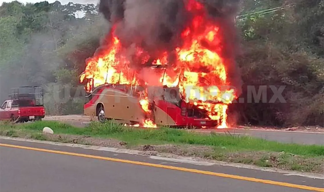 Se incendia autobús de banda musical