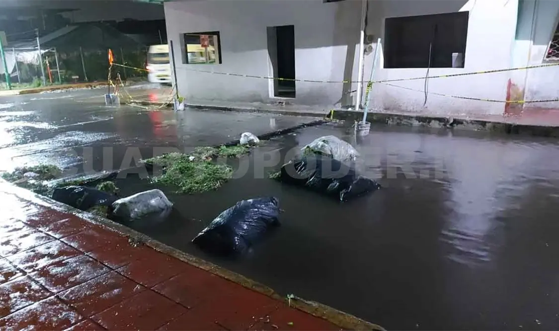 Basura tapa alcantarillas en el centro de la ciudad