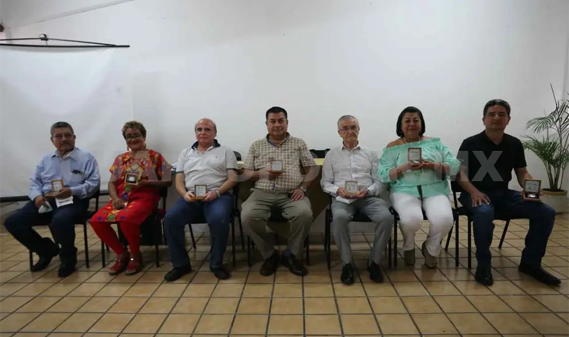 Reconocen a docentes con 30 y 40 años de antigüedad