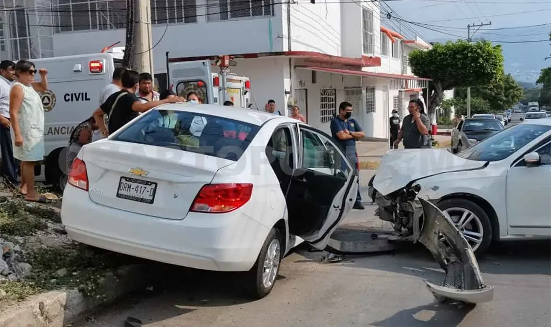Tres lesionados en fuerte accidente en Terán