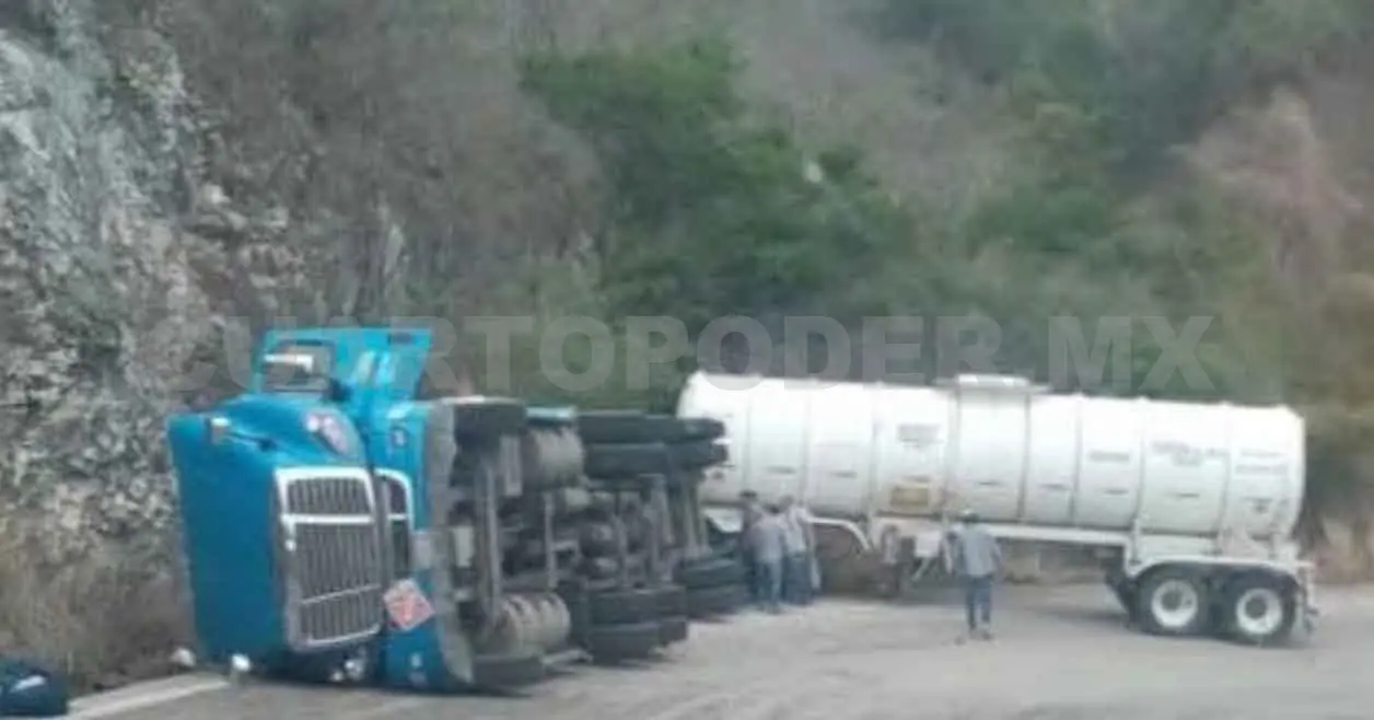 Vuelca pipa cisterna que transportaba combustible