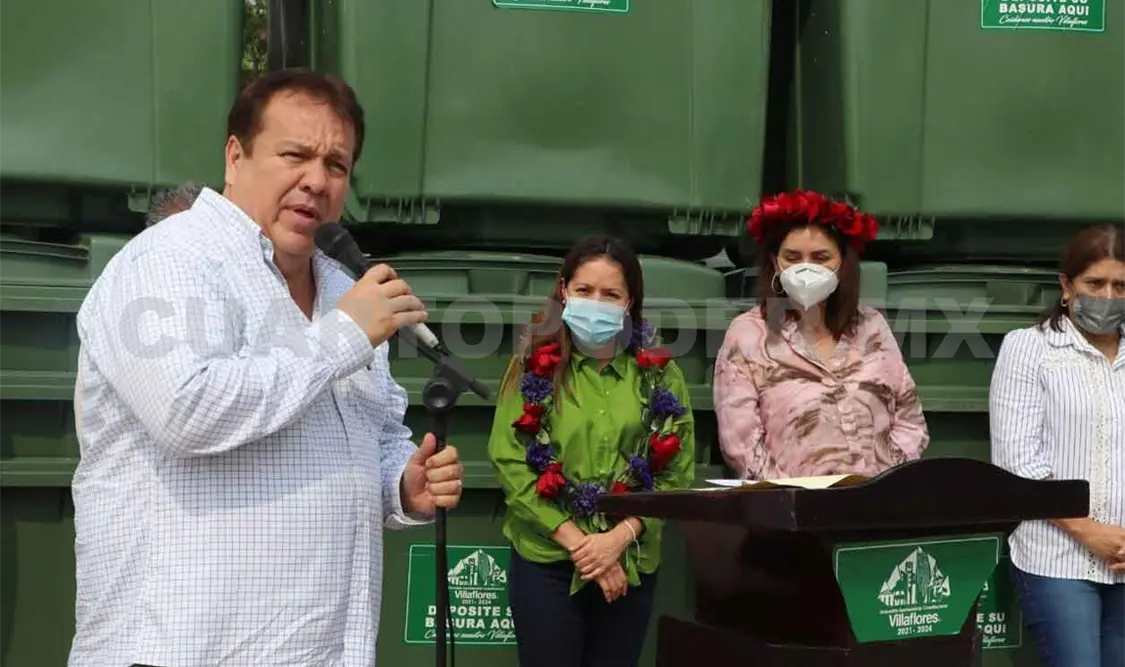 Alcalde y Karen Castrejón entregan camión recolector