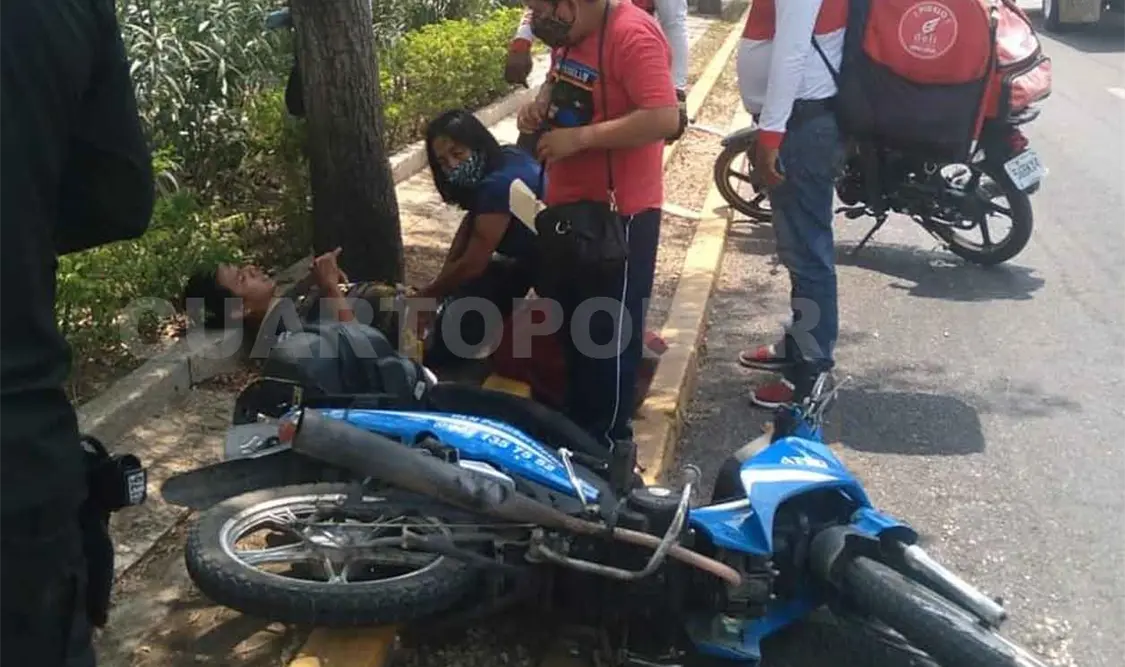 Motociclista es impactado en bulevar