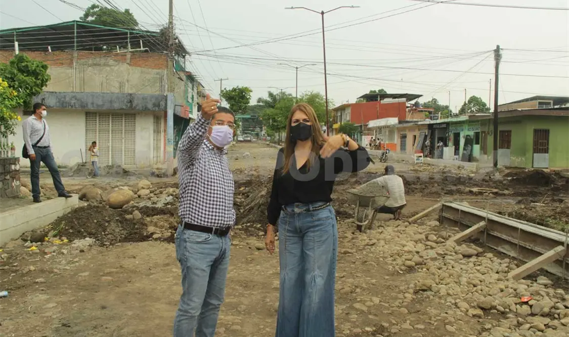 La presidenta municipal, Rosa Irene Urbina, realizó un recorrido de supervisión de las obras en construcción de pavimentación. CP