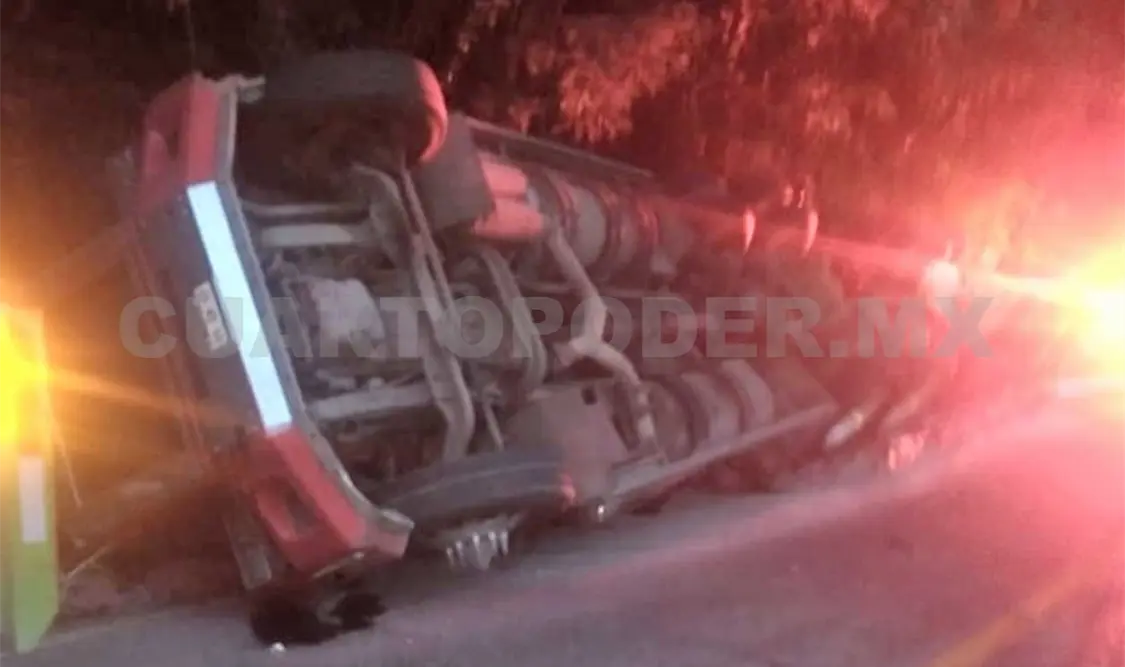 El tráiler quedó volcado junto al acotamiento; horas después fue retirado con el apoyo de una grúa de alto tonelaje. Genaro Sánchez / CP