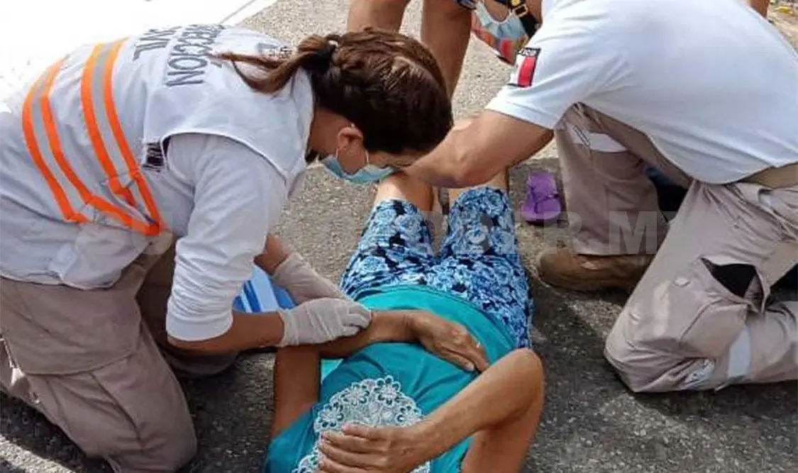 La persona de la tercera edad intentaba cruzar la calle al momento de ser atropellada por un vehículo tipo sedán. Ulises López / CP