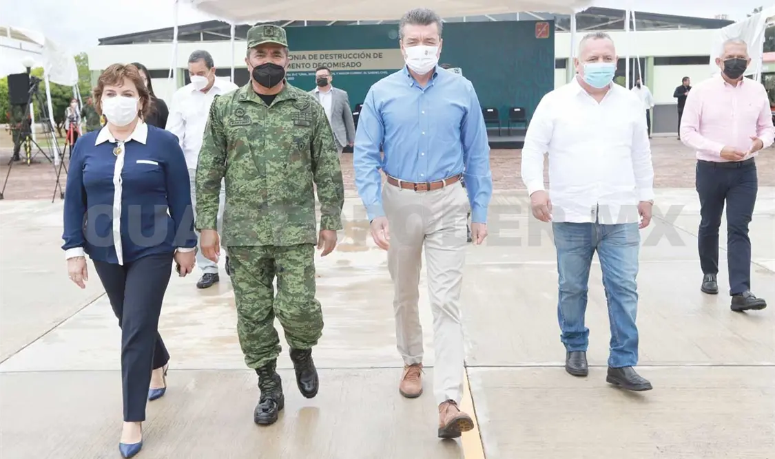 Rutilio Escandón y Gilberto Martínez encabezaron la ceremonia de destrucción de 746 armas de fuego. CP