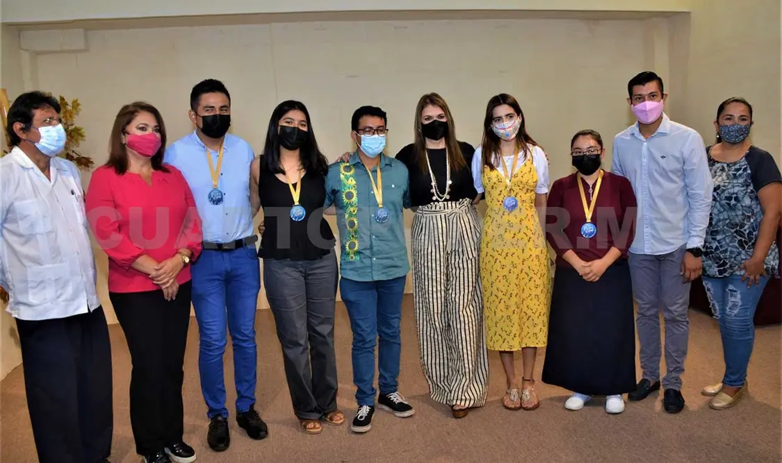 Se calificó un total de 25 trabajos de jóvenes escritores, otorgando premios económicos, medalla, diploma de participación y un paquete de libros a los ganadores. CP