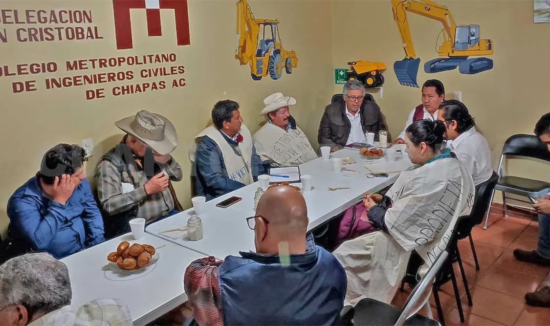 Al encuentro con los propietarios asistieron también los diputados Raúl Bonifaz y Amadeo Espinosa. Elio Henríquez / CP