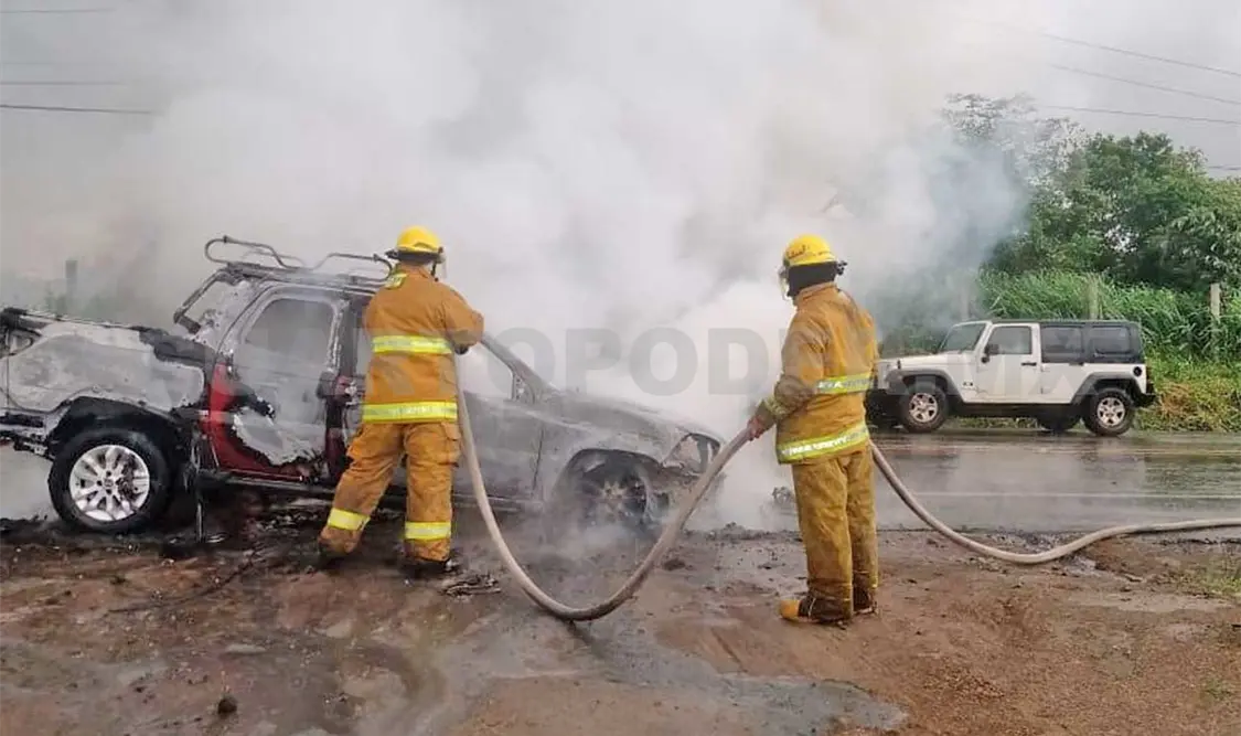 La camioneta era conducida en el libramiento Sur de Tapachula al momento de iniciar el incendio. Víctor Sánchez / CP