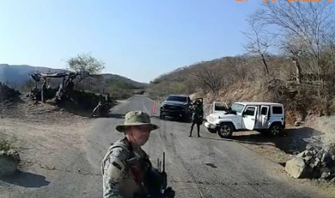 El grupo de 10 hombres estaba ataviado con chalecos antibalas, con hasta ocho cargadores y uniformes tipo militar. Cortesía