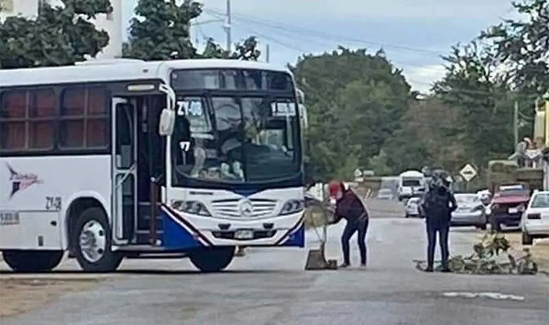 Los atacantes comenzaron a incendiar viviendas y cosas personales. Cortesía