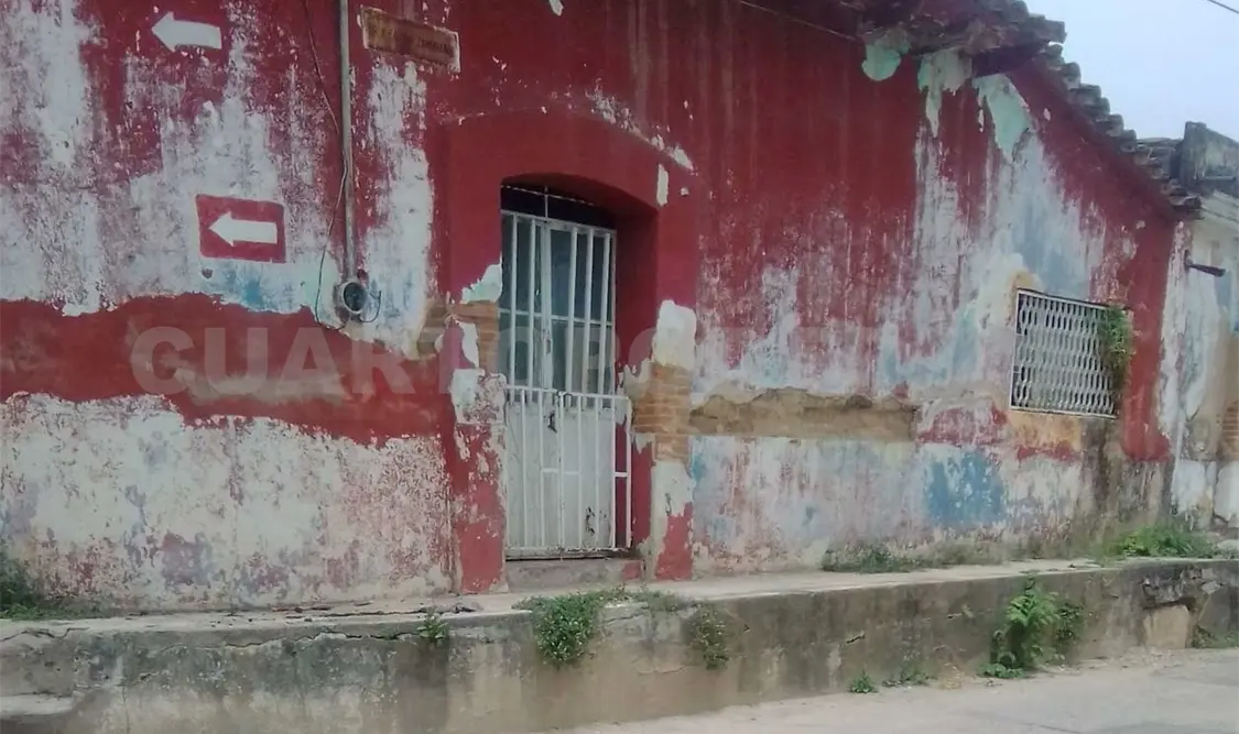 Hacen un llamado a los dueños de las viviendas antiguas a derrumbarlas, a fin de evitar algún accidente. Noel Vázquez / CP