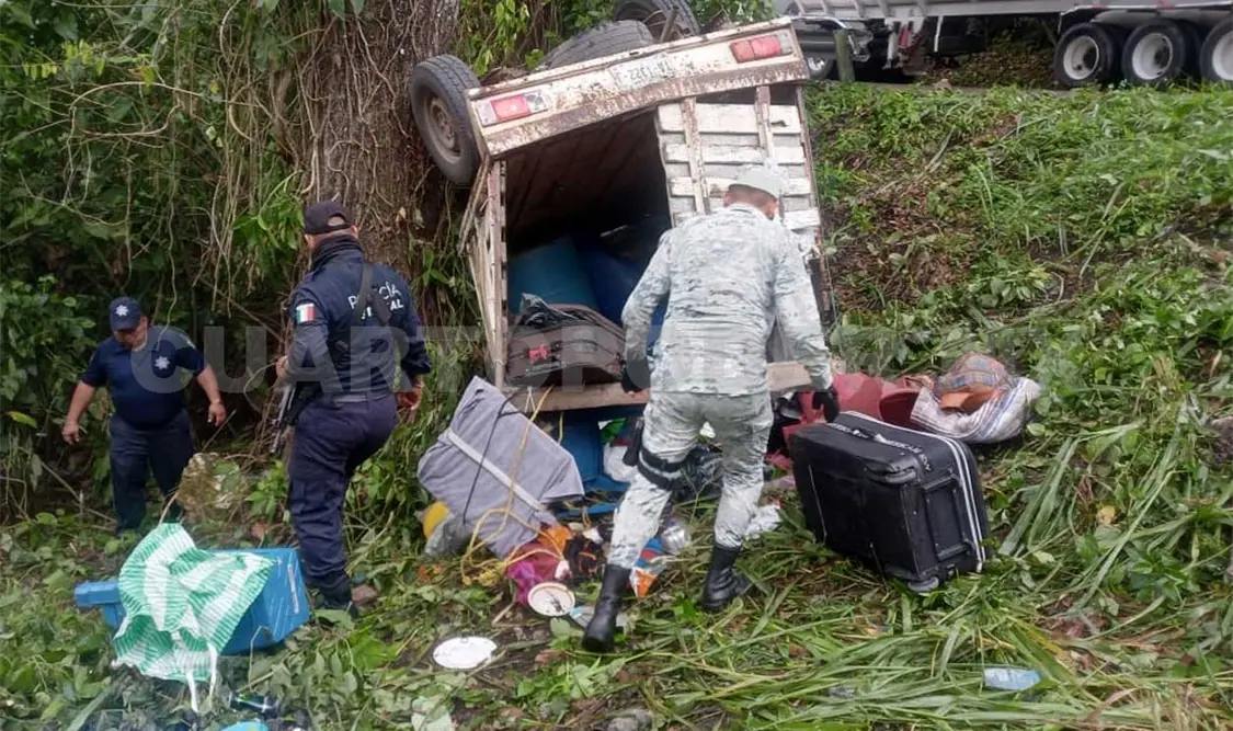 Equipos de emergencia y autoridades llegaron a la curva El Chimborazo para atender a los pasajeros. Genaro Sánchez / CP