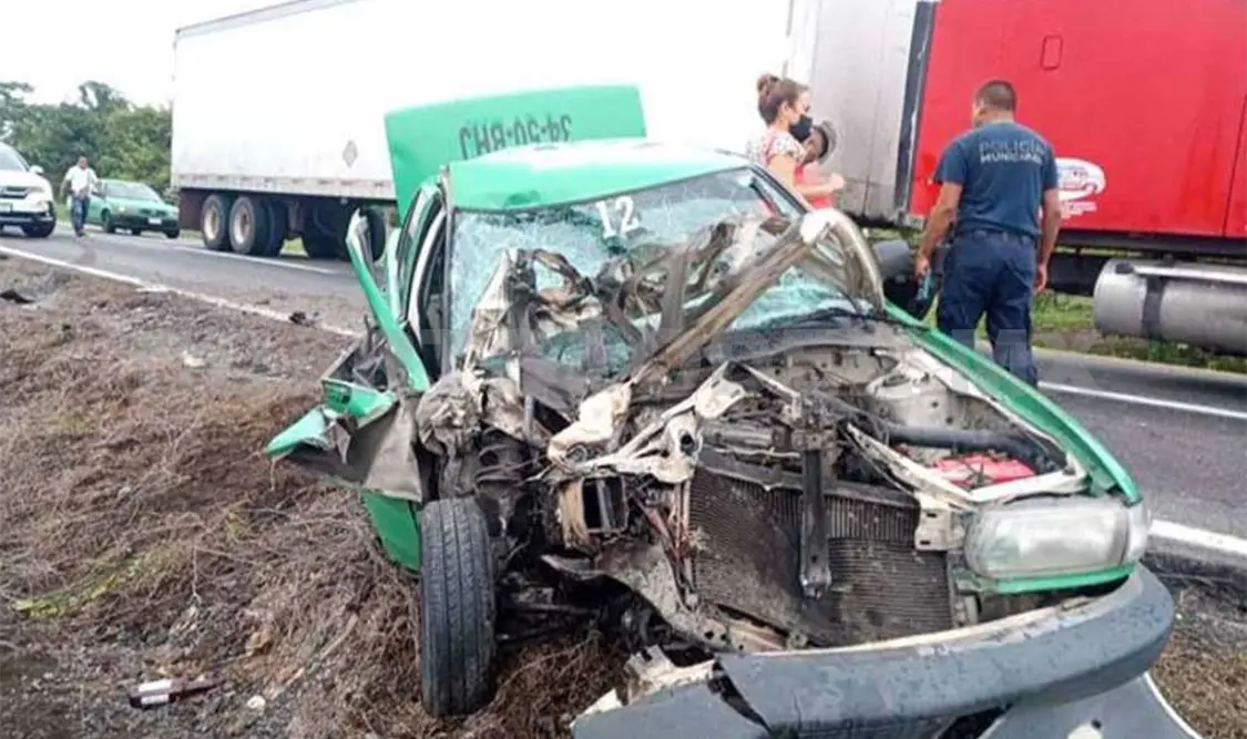 Una camioneta Nissan Estaquitas y un taxi que cubría la ruta Mapastepec-Tapachula, se vieron implicados en el percance. Víctor Sánchez / CP