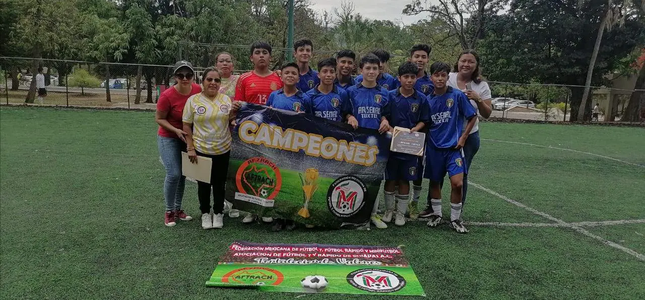 La presidenta de la Asociación de Futbol 7 y Rápido de Chiapas entregó los reconocimientos a los equipos campeones en esta fase. Cortesía