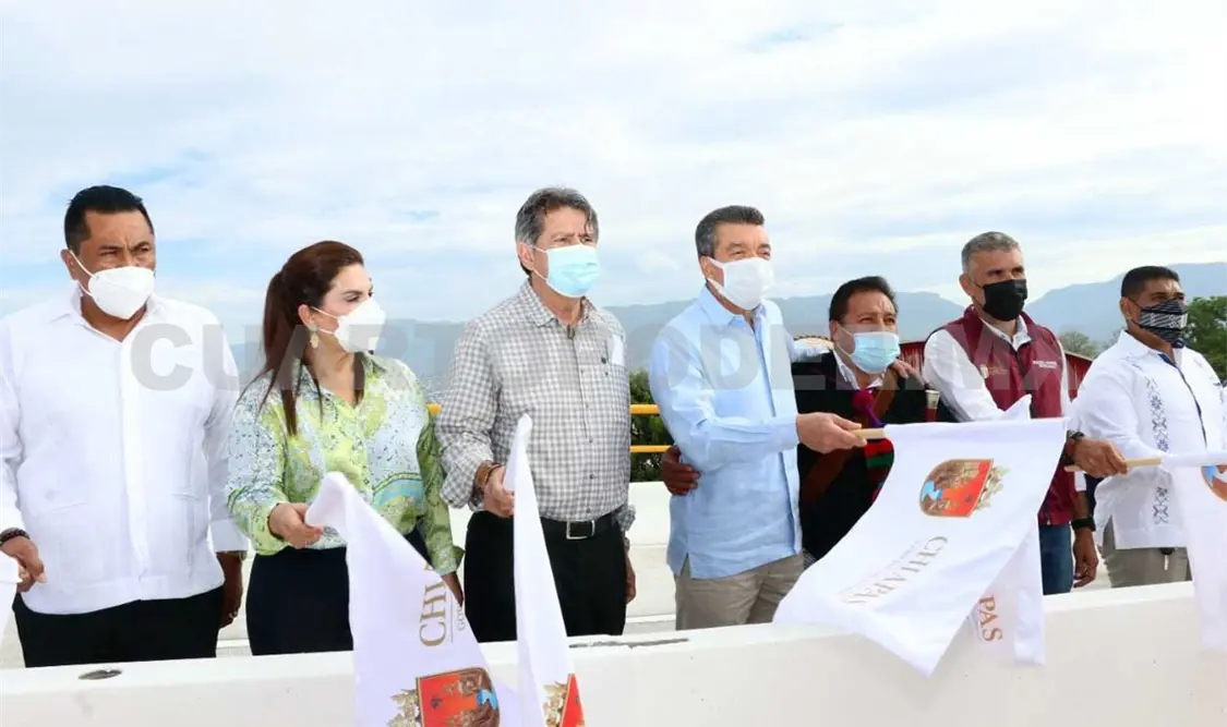 El alcalde Carlos Morales participó en la inauguración del paso a desnivel del libramiento Sur, junto al gobernador Rutilio Escandón. CP
