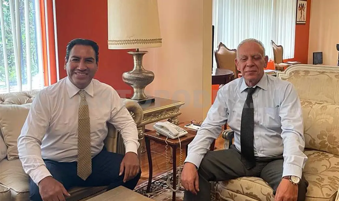Eduardo Ramírez durante un encuentro con el embajador de Egipto en México, Khaled Abdelrahman Shamaa. CP