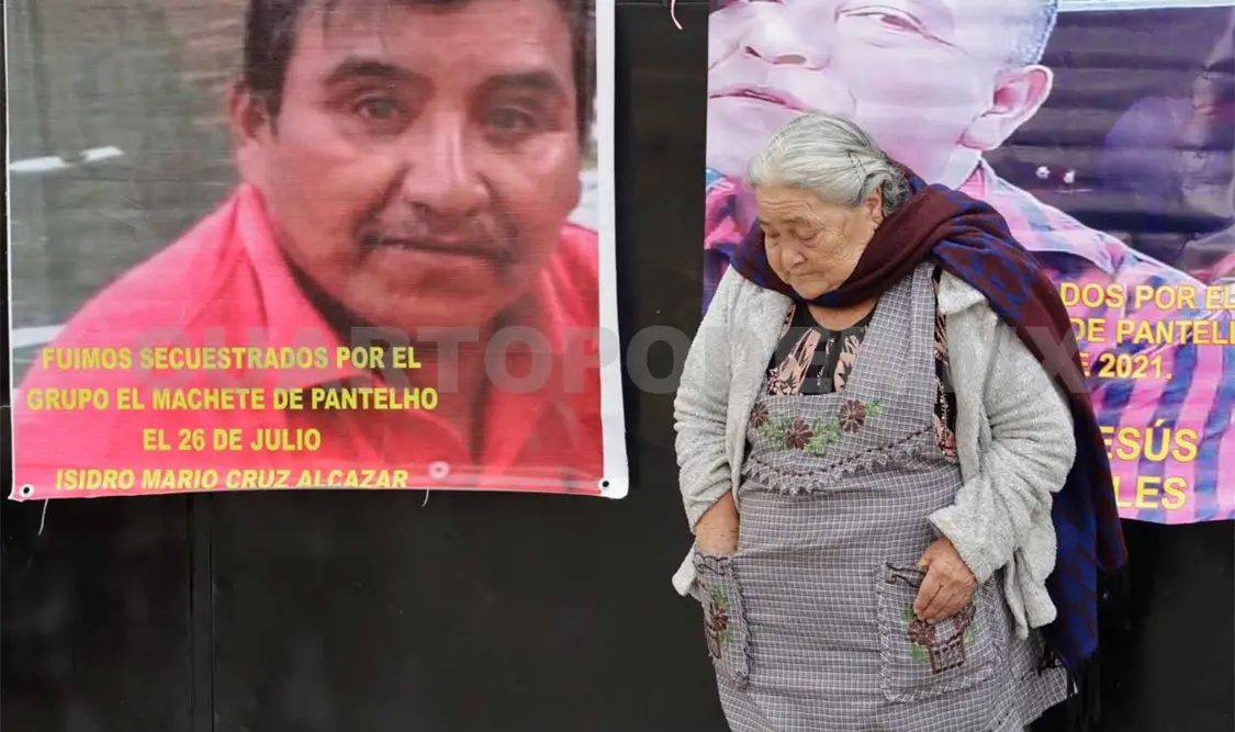Los familiares de los desaparecidos permanecieron durante varias horas en el plantón. Diego Pérez / CP