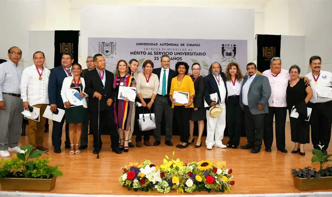 Entregan la Medalla UNACH al Mérito en el Servicio Universitario a docentes