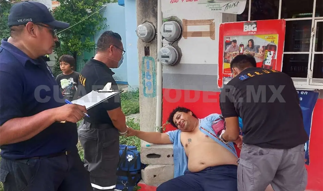El chofer del transporte público fue valorado por paramédicos luego de ser atacado a golpes por otro conductor. Ulises López / CP