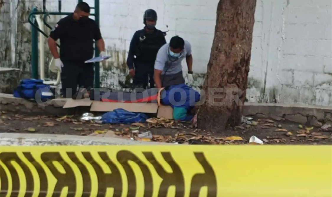 Paramédicos del Escuadrón de Rescate y Urgencias Médicas (ERUM) llegaron a valorar a la persona y confirmaron su deceso. Ulises López / CP
