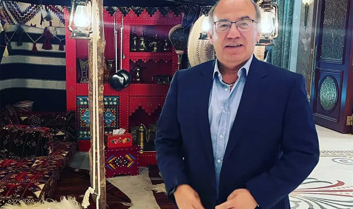 El exmandatario compartió una foto suya en Arabia, donde, mencionó, se encuentra trabajando. Cortesía